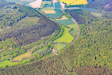 Vue aérienne de Pavillon de chasse, vieille église dans la vallée de la Schwülme à Adelebsen dans le département Basse-Saxe, Allemagne