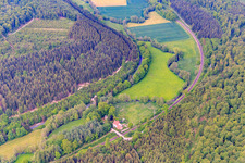 Vue aérienne de Pavillon de chasse, vieille église dans la vallée de la Schwülme à Adelebsen dans le département Basse-Saxe, Allemagne