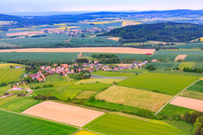 Vue aérienne de Vue du village depuis le nord à le quartier Eberhausen in Adelebsen dans le département Basse-Saxe, Allemagne