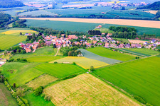 Vue aérienne de Vue du village depuis l'ouest à le quartier Eberhausen in Adelebsen dans le département Basse-Saxe, Allemagne