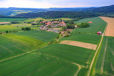 Vue aérienne de Vue du village depuis le sud-ouest à le quartier Eberhausen in Adelebsen dans le département Basse-Saxe, Allemagne