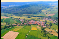 Vue aérienne de Vue du village depuis le sud-est à le quartier Vernawahlshausen in Wesertal dans le département Hesse, Allemagne