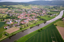 Vue aérienne de Zones riveraines de la Weser à Wahlsburg à le quartier Lippoldsberg in Wesertal dans le département Hesse, Allemagne