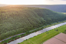 Vue oblique de Cours de la Weser entre la Hesse et la Basse-Saxe à le quartier Wahmbeck in Bodenfelde dans le département Basse-Saxe, Allemagne