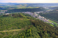 Vue aérienne de Vue de la ville sur la Weser depuis le nord-est à Bad Karlshafen dans le département Hesse, Allemagne