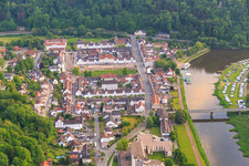 Vue aérienne de Weserstraße avec Hafenpl à Bad Karlshafen dans le département Hesse, Allemagne