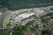 Vue aérienne de Caravanes et tentes - camping et emplacements pour tentes Weseroase / camping Bad Karlshafen sur la Weser dans le quartier de Karlshafen à Bad Karlshafen dans le département Hesse, Allemagne