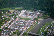 Vue aérienne de Zones riveraines de la Weser dans le district de Karlshafen à Bad Karlshafen dans le département Hesse, Allemagne