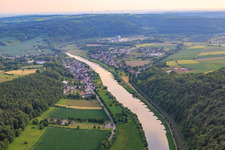 Vue aérienne de Vue du village depuis le nord-est à le quartier Herstelle in Beverungen dans le département Rhénanie du Nord-Westphalie, Allemagne