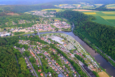 Vue aérienne de Camping - Aire de stationnement pour camping-cars - Prairie pour tentes Bad Karlshafen sur la Weser à Bad Karlshafen dans le département Hesse, Allemagne