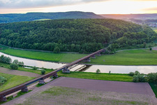 Vue aérienne de Pont ferroviaire de Werden sur la Weser à le quartier Meinbrexen in Lauenförde dans le département Basse-Saxe, Allemagne