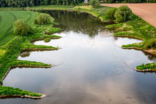 Vue aérienne de Rives de la Weser avec pêcheurs à Fürstenberg, en Basse-Saxe. C'est également ici que passe la frontière entre les Länder de Basse-Saxe et de Rhénanie-du-Nord-Westphalie. à le quartier Wehrden in Beverungen dans le département Rhénanie du Nord-Westphalie, Allemagne