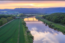 Vue aérienne de Pont Kennedy sur la Weser à Boffzen dans le département Basse-Saxe, Allemagne