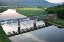 Vue aérienne de Pont Kennedy pour le chemin de fer traversant la Weser à Boffzen dans le département Basse-Saxe, Allemagne
