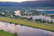 Vue aérienne de Zone de loisirs d'Ahlemeyer au-delà de la Weser à le quartier Godelheim in Höxter dans le département Rhénanie du Nord-Westphalie, Allemagne