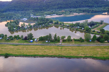 Vue aérienne de Zone de loisirs d'Ahlemeyer au-delà de la Weser à le quartier Godelheim in Höxter dans le département Rhénanie du Nord-Westphalie, Allemagne