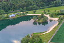 Vue aérienne de Lac de baignade Godelheimer See à Höxter dans le département Rhénanie du Nord-Westphalie, Allemagne
