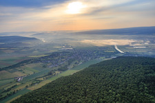Vue aérienne de Vue de la ville dans la brume matinale depuis l'ouest à le quartier Albaxen in Höxter dans le département Rhénanie du Nord-Westphalie, Allemagne