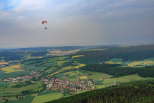 Vue aérienne de Vue de la ville dans la brume matinale depuis le nord à le quartier Brenkhausen in Höxter dans le département Rhénanie du Nord-Westphalie, Allemagne