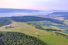 Höxter-Aéroport de Holzminden (EDVI) sur le Rauschenberg à le quartier Albaxen in Höxter dans le département Rhénanie du Nord-Westphalie, Allemagne d'en haut