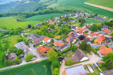Vue aérienne de Vue sur le village à le quartier Kleinenberg in Bad Pyrmont dans le département Basse-Saxe, Allemagne
