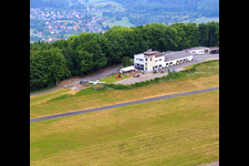 Vue aérienne de Aéroport Bad Pyrmont (EDVW) à le quartier Kleinenberg in Bad Pyrmont dans le département Basse-Saxe, Allemagne