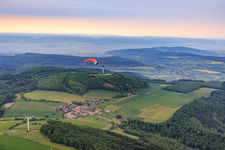 Vue aérienne de Vue du village du parc éolien Köterberg depuis le nord-ouest à le quartier Köterberg in Lügde dans le département Rhénanie du Nord-Westphalie, Allemagne