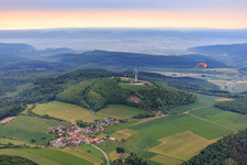 Photographie aérienne de Vue du village du parc éolien Köterberg depuis le nord-ouest à le quartier Köterberg in Lügde dans le département Rhénanie du Nord-Westphalie, Allemagne