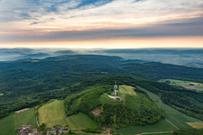 Vue aérienne de Tour de télécommunications sur le Köterberg au coucher du soleil à Polle dans le département Basse-Saxe, Allemagne