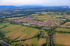 Vue aérienne de Vue du village depuis le nord à le quartier Neuburg in Neuburg am Rhein dans le département Rhénanie-Palatinat, Allemagne