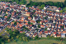 Vue aérienne de Église protestante à le quartier Neuburg in Neuburg am Rhein dans le département Rhénanie-Palatinat, Allemagne