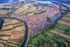 Vue aérienne de Vue du village depuis l'est à le quartier Neuburg in Neuburg am Rhein dans le département Rhénanie-Palatinat, Allemagne
