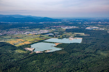 Vue aérienne de Gravière, étangs de carrière du nord-ouest à Malsch dans le département Bade-Wurtemberg, Allemagne