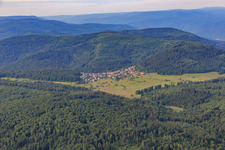 Vue aérienne de Vue du village dans le nord de la Forêt-Noire depuis le nord à le quartier Bernbach in Bad Herrenalb dans le département Bade-Wurtemberg, Allemagne