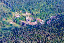 Vue oblique de Ruines du monastère de Frauenalb à le quartier Schielberg in Marxzell dans le département Bade-Wurtemberg, Allemagne