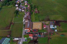 Haras Dobel à Dobel dans le département Bade-Wurtemberg, Allemagne du point de vue du drone