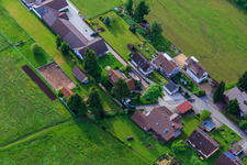 Haras Dobel à Dobel dans le département Bade-Wurtemberg, Allemagne du point de vue du drone