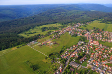 Vue aérienne de Rue Neuenbürger à Dobel dans le département Bade-Wurtemberg, Allemagne