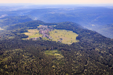 Vue aérienne de Vue du village de la Forêt-Noire depuis le sud-ouest à le quartier Dennach in Neuenbürg dans le département Bade-Wurtemberg, Allemagne