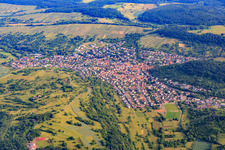 Vue aérienne de Vue de la ville viticole depuis le sud à le quartier Dietlingen in Keltern dans le département Bade-Wurtemberg, Allemagne
