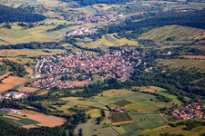 Vue aérienne de Du sud-est à le quartier Ellmendingen in Keltern dans le département Bade-Wurtemberg, Allemagne