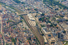 Vue aérienne de Gare centrale et gare routière centrale à le quartier Innenstadt in Pforzheim dans le département Bade-Wurtemberg, Allemagne