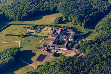 Pension pour chevaux au monastère de Liebfrauenberg à Bad Bergzabern dans le département Rhénanie-Palatinat, Allemagne d'en haut