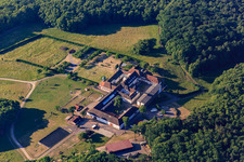 Pension pour chevaux au monastère de Liebfrauenberg à Bad Bergzabern dans le département Rhénanie-Palatinat, Allemagne hors des airs