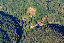 Photographie aérienne de Vue du village dans la forêt du Palatinat depuis l'est à le quartier Reisdorf in Erlenbach bei Dahn dans le département Rhénanie-Palatinat, Allemagne