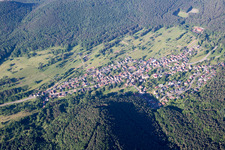 Vue aérienne de Vue des rues et des maisons des quartiers résidentiels à Birkenhördt dans le département Rhénanie-Palatinat, Allemagne