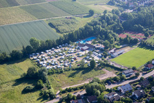 Vue aérienne de Caravanes et tentes - camping et emplacement pour tentes au bord de la piscine extérieure du quartier Ingenheim de Billigheim-Ingenheim à le quartier Klingen in Heuchelheim-Klingen dans le département Rhénanie-Palatinat, Allemagne