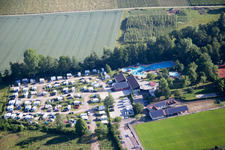Photographie aérienne de Caravanes et tentes - camping et emplacement pour tentes au bord de la piscine extérieure du quartier Ingenheim de Billigheim-Ingenheim à le quartier Klingen in Heuchelheim-Klingen dans le département Rhénanie-Palatinat, Allemagne
