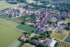 Vue aérienne de Vue des rues et des maisons des quartiers résidentiels à le quartier Mühlhofen in Billigheim-Ingenheim dans le département Rhénanie-Palatinat, Allemagne