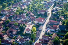 Vue aérienne de Bâtiment d'église au centre du village à Kutzenhausen dans le département Bas Rhin, France